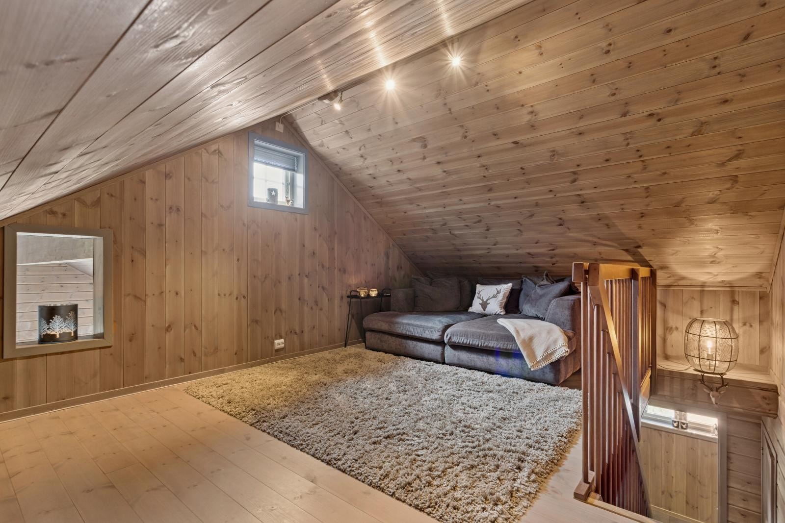 Loftsstuen er en særdeles hyggelig sone man kan trekke seg tilbake til for barna, eller for å nyte en fotballkamp uten å være til bry for kona eller evt se en episode av guilty pleasure serien din? Galleribilde