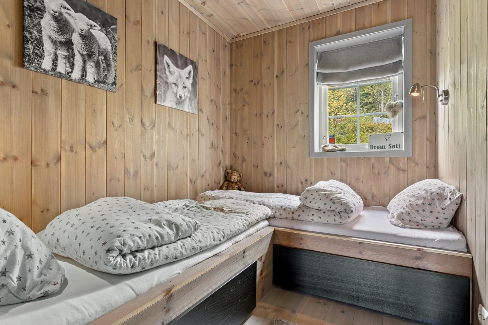 Soverom 3 er innredet med hjørneseng som er perfekt for to overnattingsgjester Galleribilde