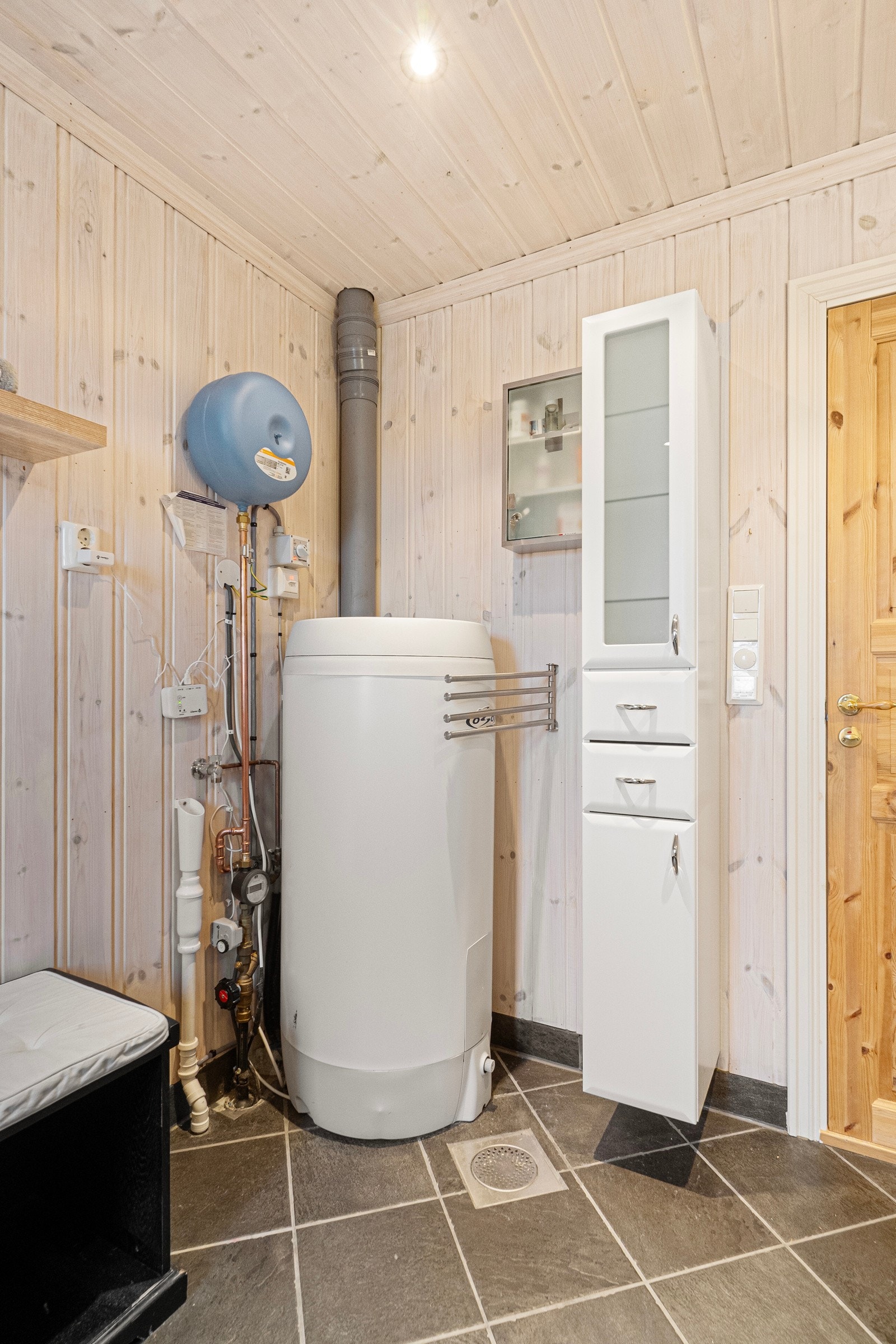 Det er elektrisk avtrekksvifte for ventilasjon, og både stoppekran og varmtvannsbereder er praktisk plassert på badet Galleribilde