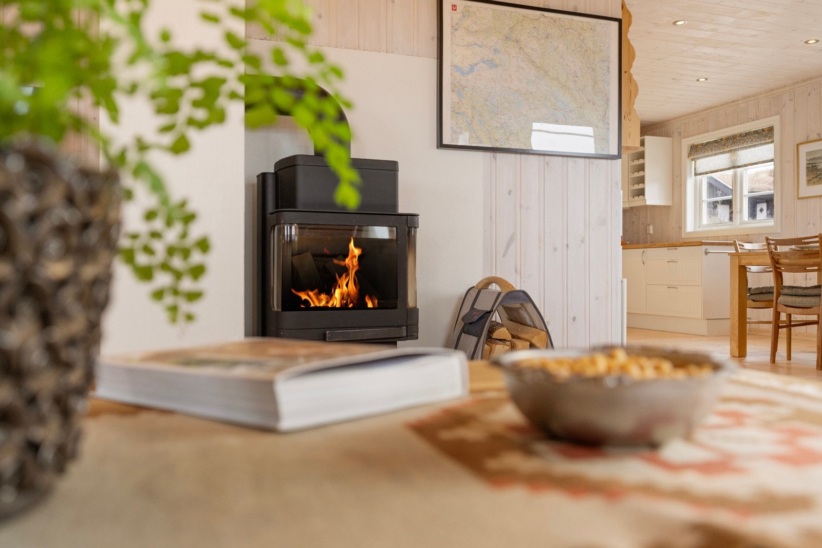 Hytta har gjennomgående gode materialvalg og en lun, klassisk hyttestemning Galleribilde