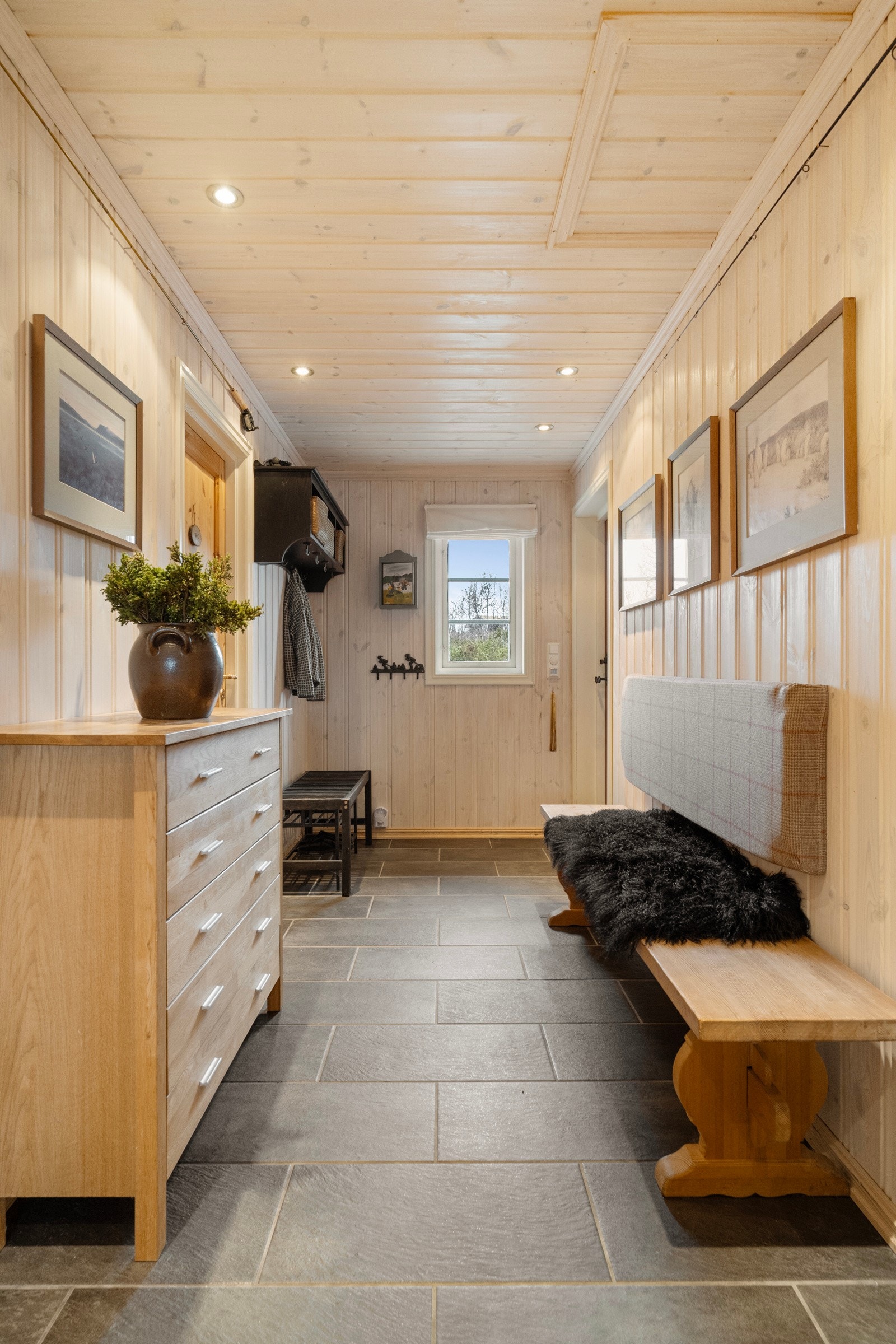 I gangen er det plass til både knagger, benk og oppbevaringsmøbler, slik at man enkelt kan holde orden på yttertøy og sko Galleribilde