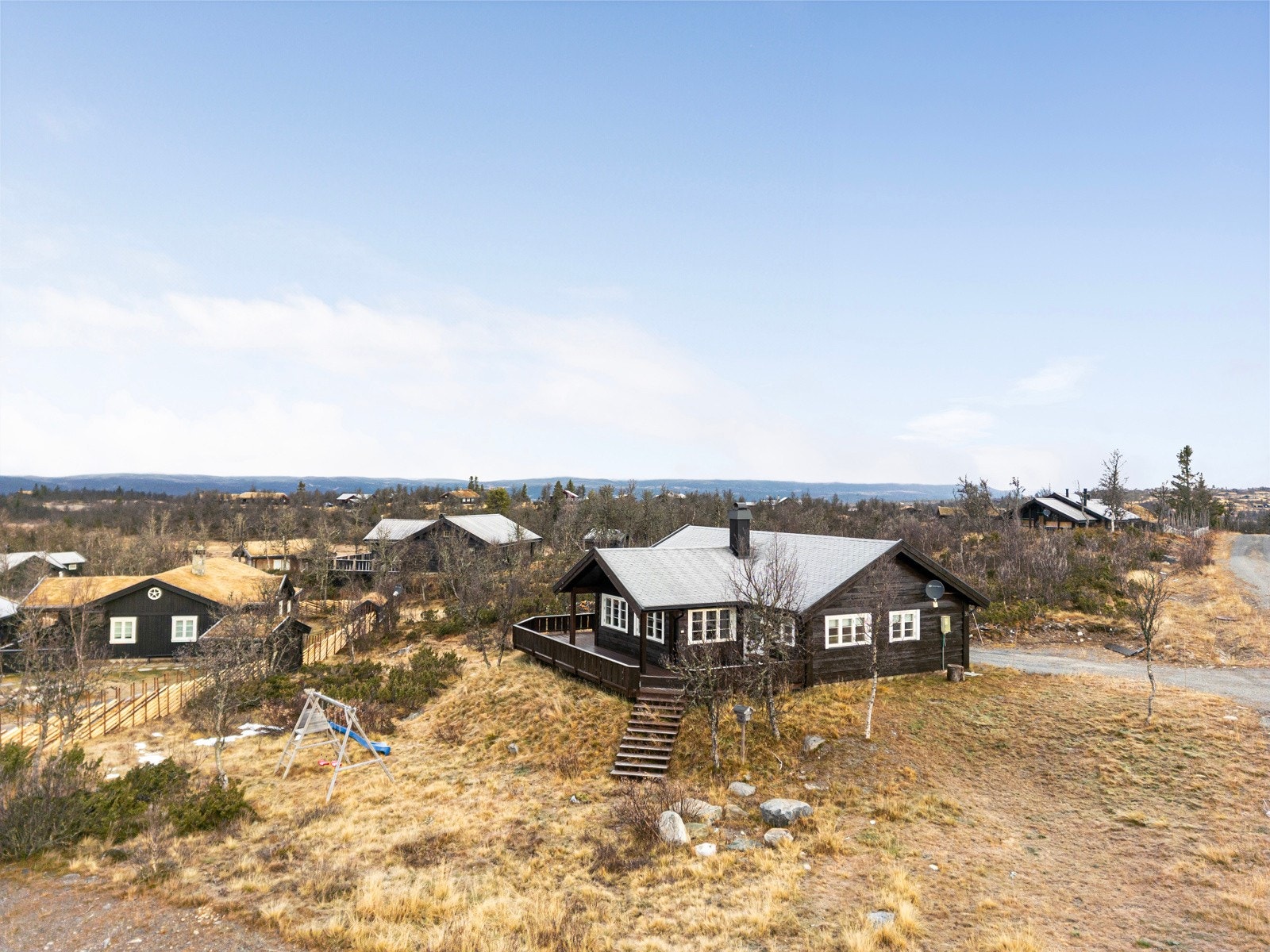 Her finnes det et mangfold av turmuligheter både sommer og vinter, enten du foretrekker fotturer i fjellet, sykkelturer på grusveier eller langrenn i preparerte løyper. Galleribilde