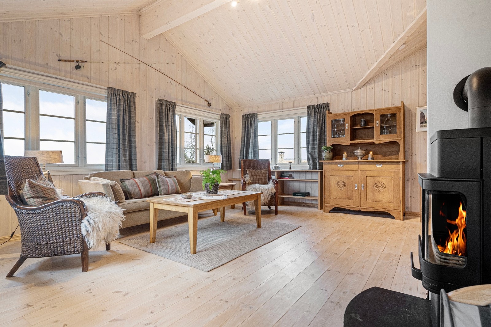 Stuen har god takhøyde og med flere vinduer som slipper inn rikelig med lys inn. Galleribilde