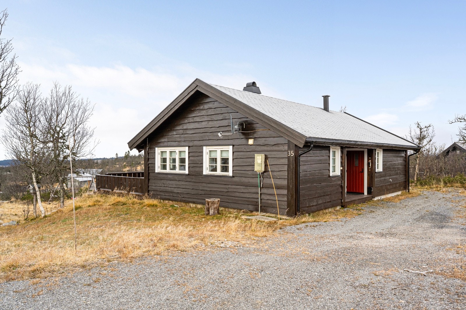 Eiendommen ligger i et etablert hytteområde med gode helårsforhold og enkel adkomst. Her har du bilveg helt frem og parkering på tomten. Galleribilde