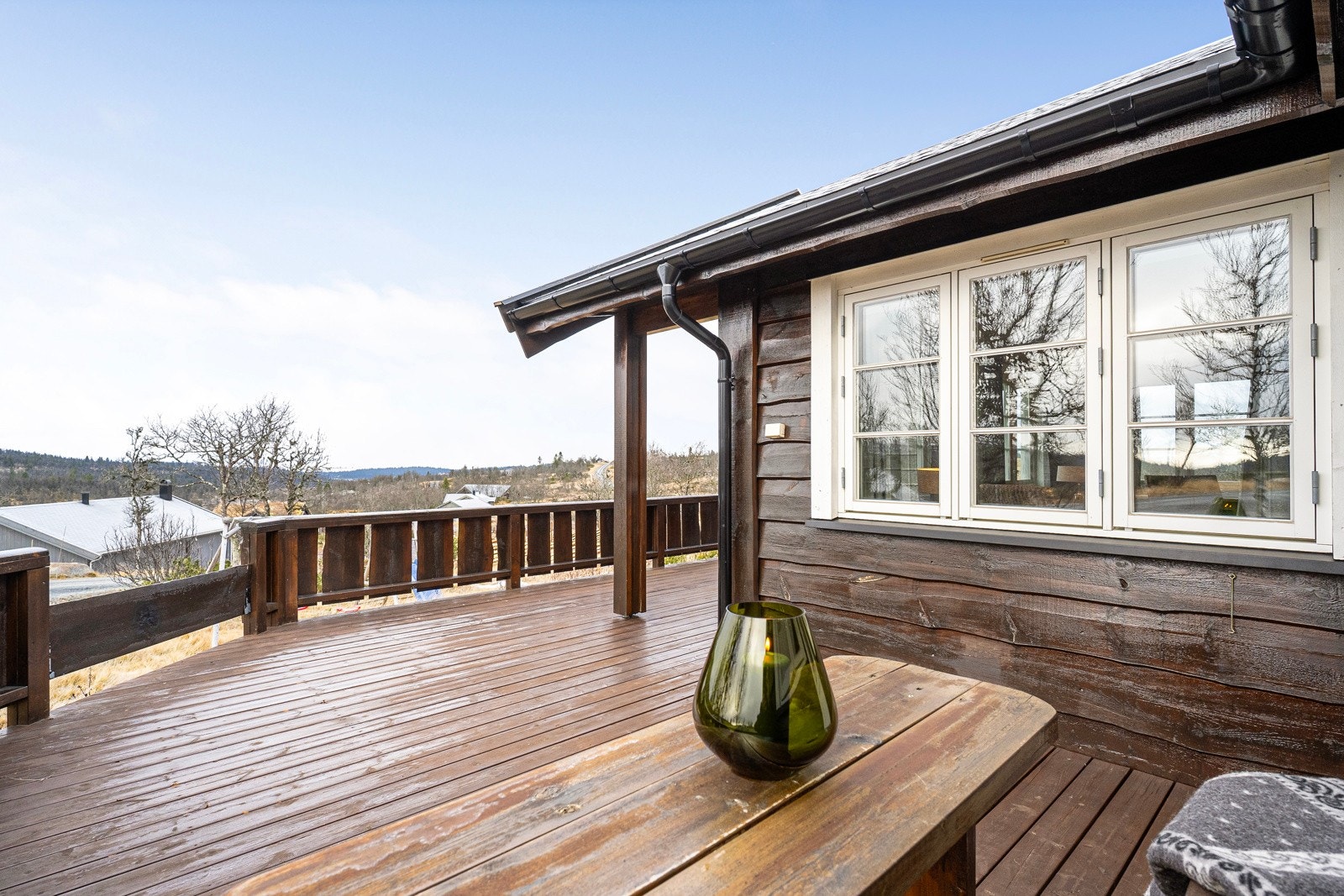 Solrik terrasse hvor du kan nyte både utsikten og solen fra tidlig morgen til kveld Galleribilde