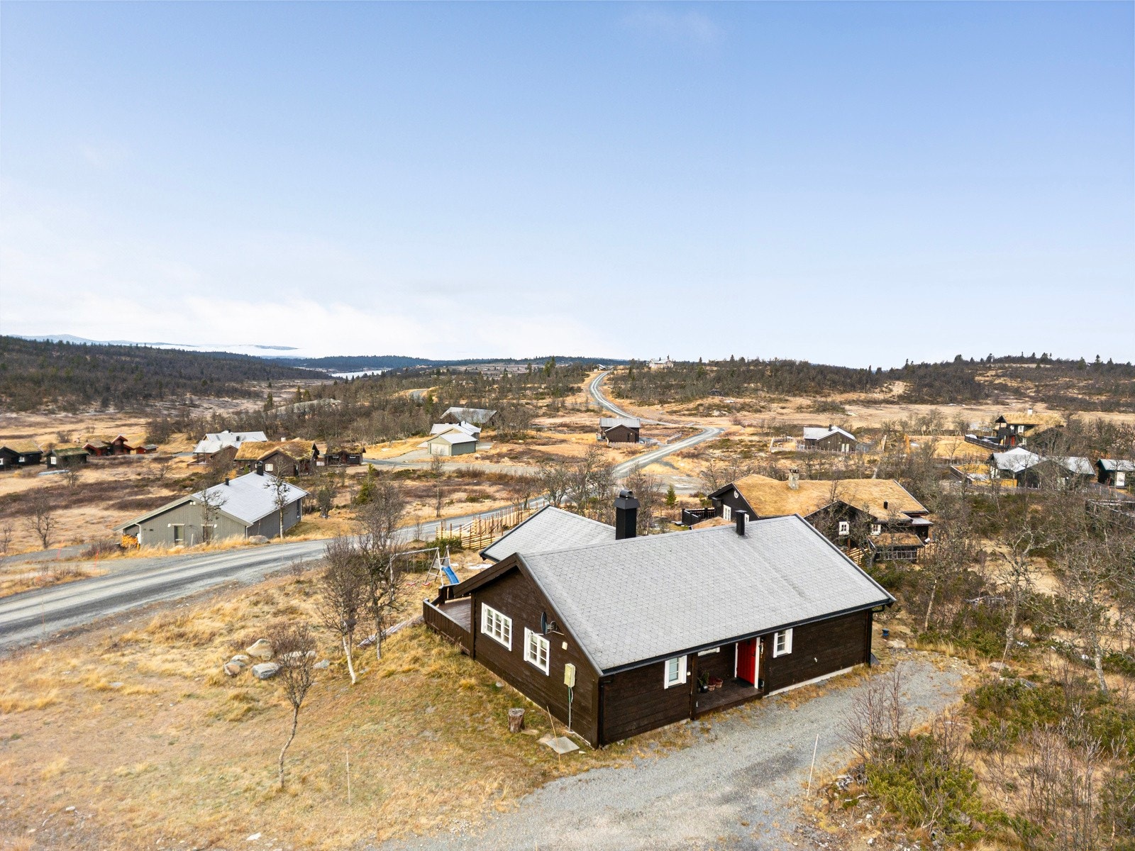 Hytta egner seg godt for både familiebruk og som et rolig tilfluktssted året rundt. Her får du en flott fritidseiendom med nærhet til naturens mange muligheter. Galleribilde