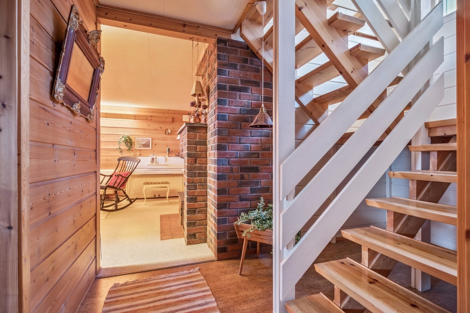 Trapperomsgang i underetasje Galleribilde