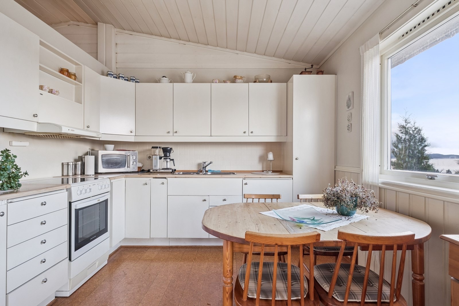 Kjøkken med plass for spisebord Galleribilde