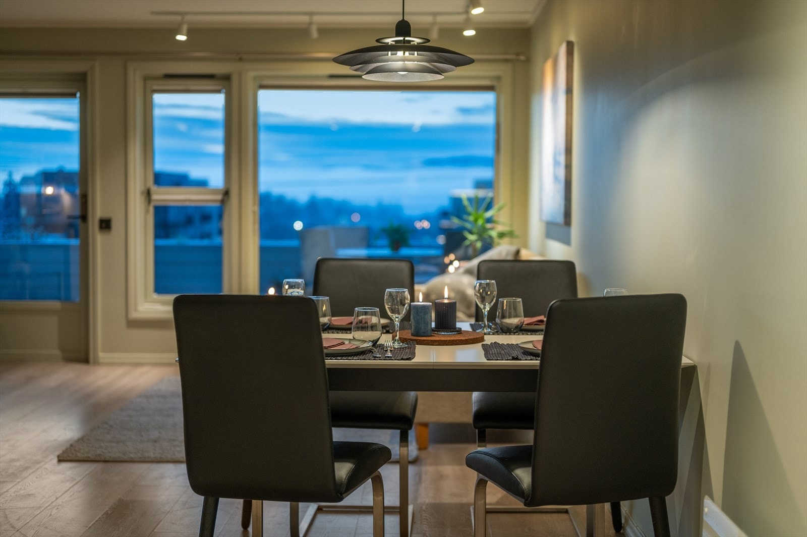 God plass til spisebord hvor også utsikten kan nytes Galleribilde