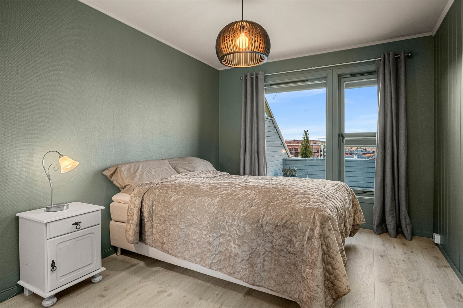 Romslig soverom med plisségardiner i vinduer Galleribilde