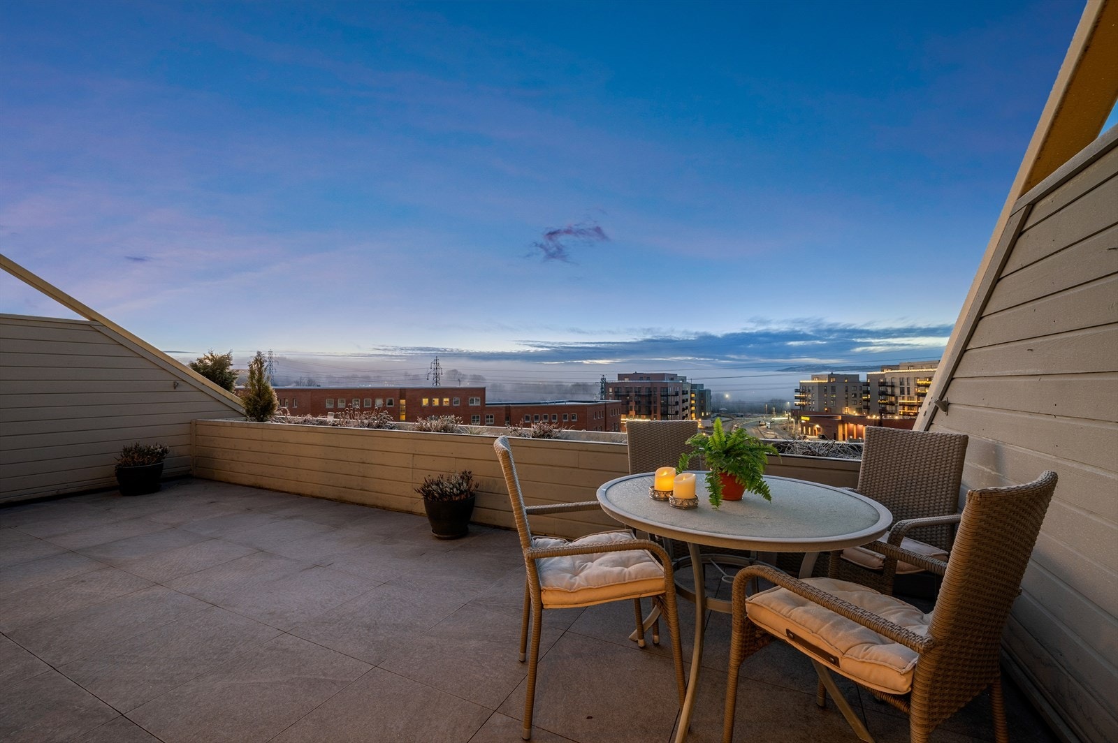 Her kan du nyte solen fra ca. 11:00 til 22:00 sommerstid fra en herlig terrasse på 26m² Galleribilde