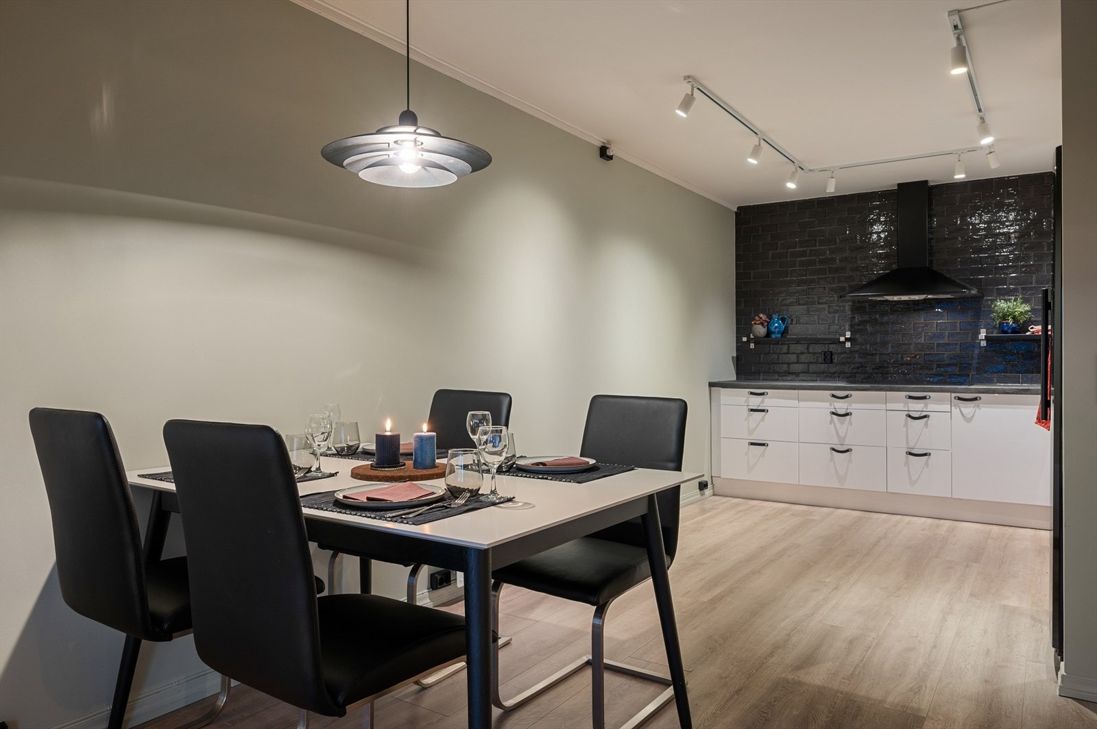 Praktisk innredning med hjørneskap med uttrekk samt skuffer med soft close Galleribilde