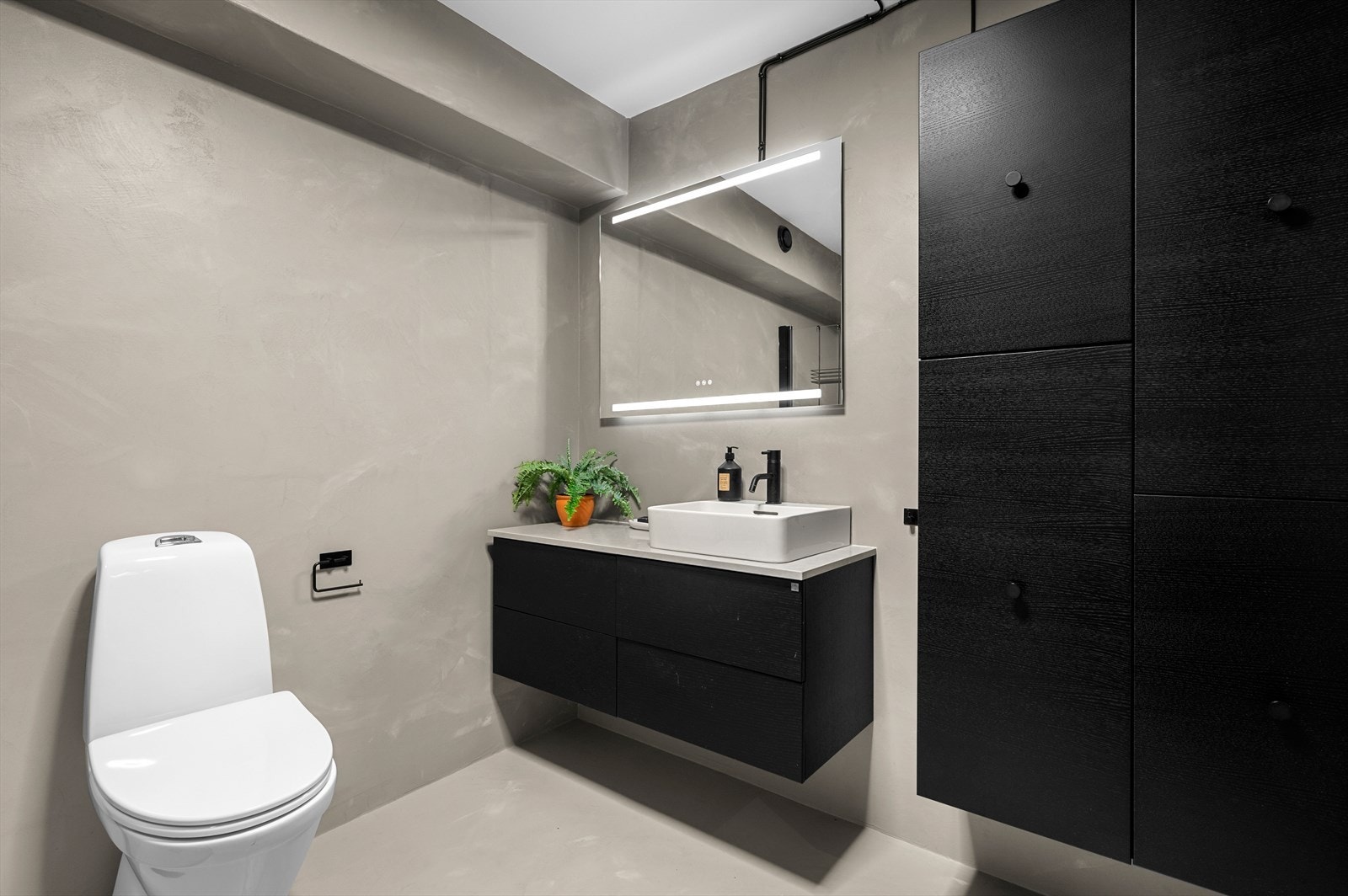 Godt med skapplass samt integrert lys i speil Galleribilde