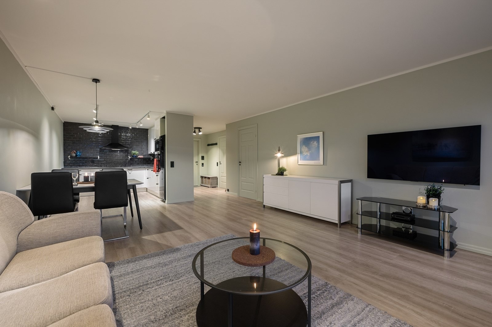 Stue- og kjøkkenareal er på romslige 36m² med en moderne åpen løsning, men likevel godt tilbaketrukket fra sosial sone i stuen Galleribilde