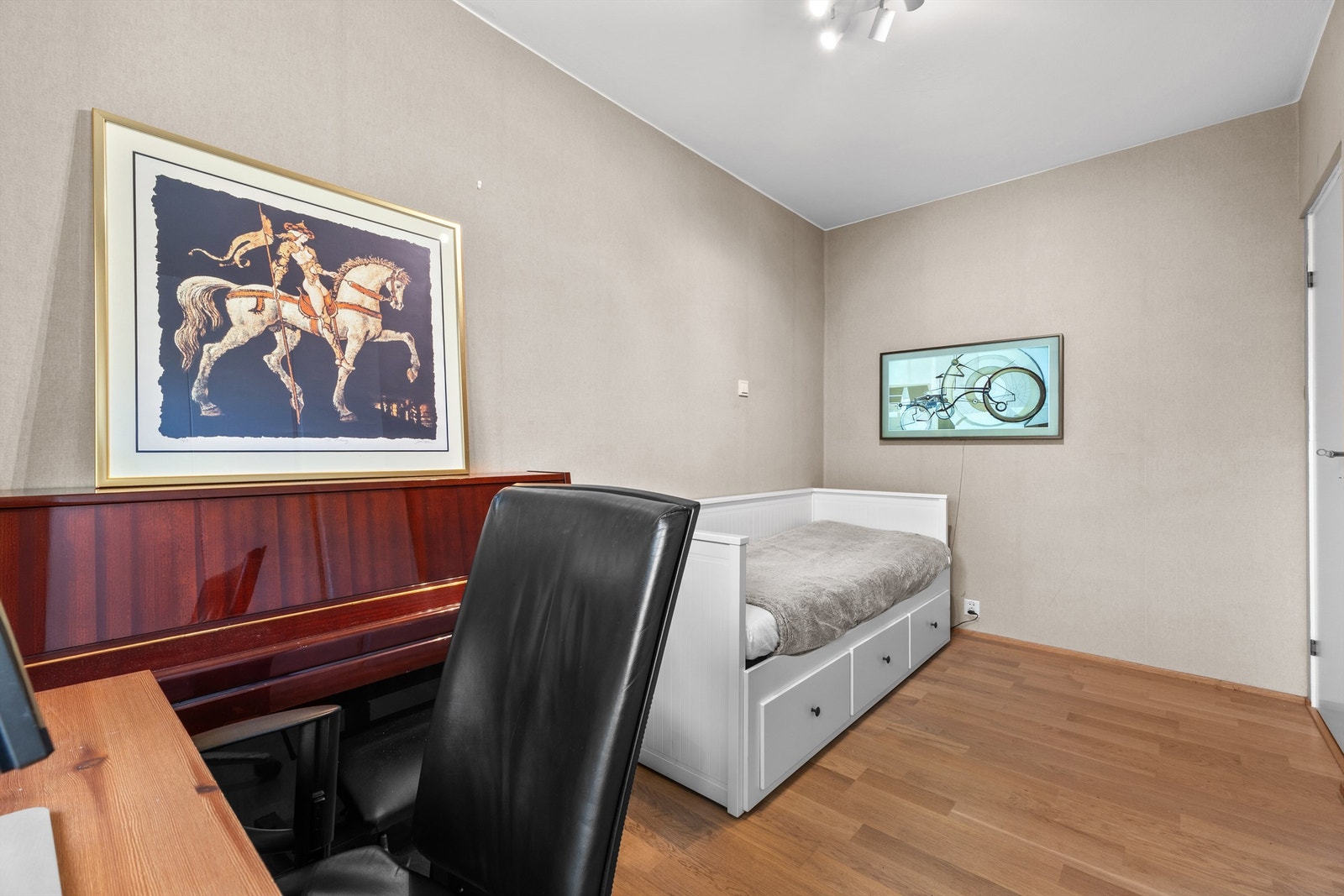 Begge soverommene vender mot rolig bakgård. Galleribilde