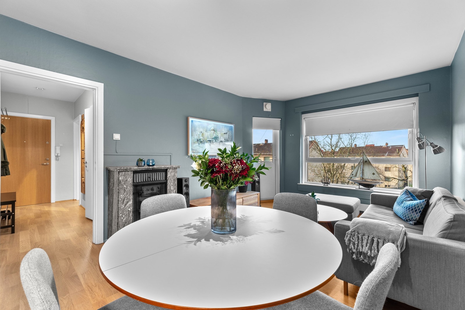 Et lyst og innbydende oppholdsrom med god plass til sofagruppe og spisebord med tilhørende møblement. Galleribilde