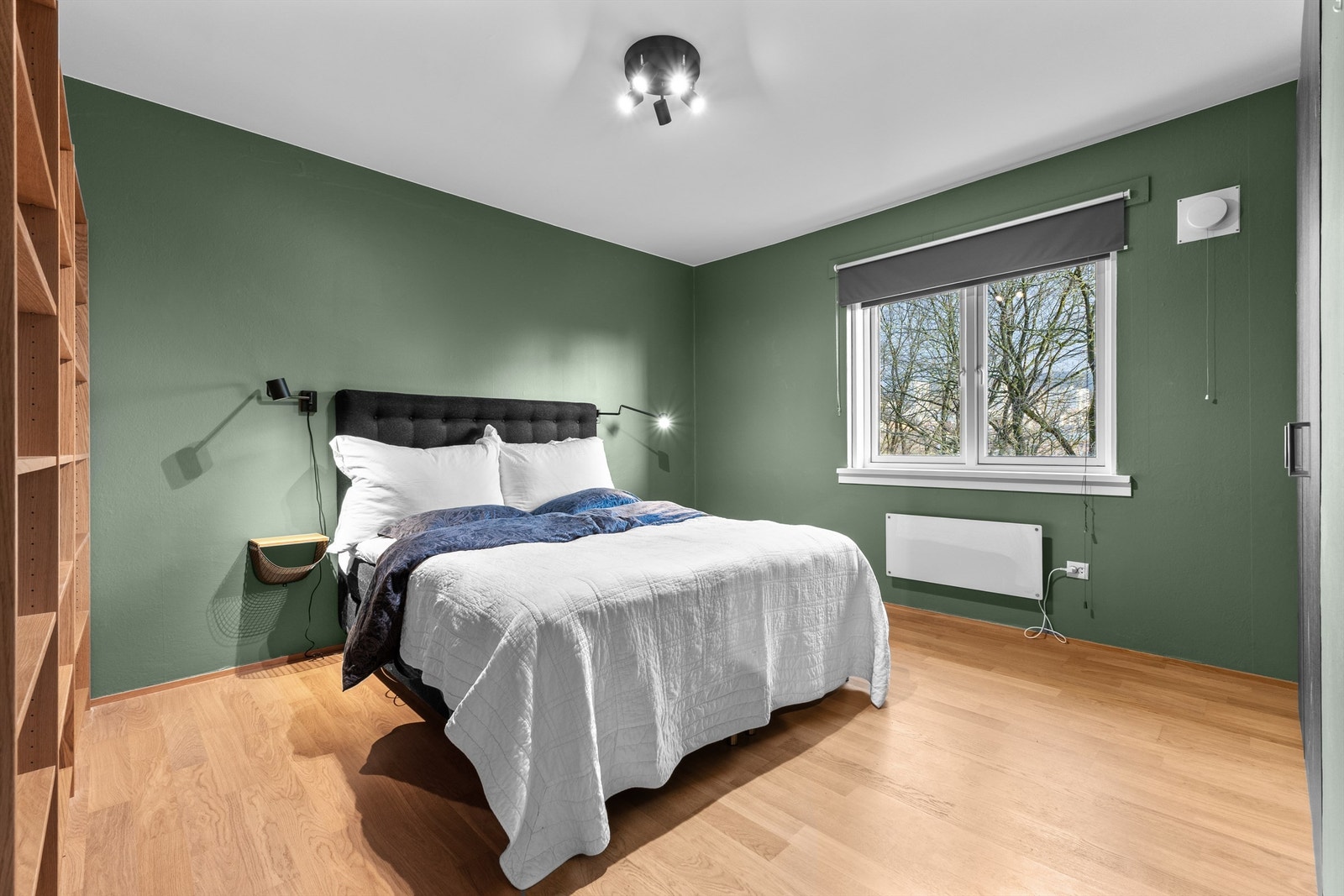 Hovedsoverom av god størrelse med tilhørende garderobeskap som gir gode oppbevaringsmuligheter. Galleribilde