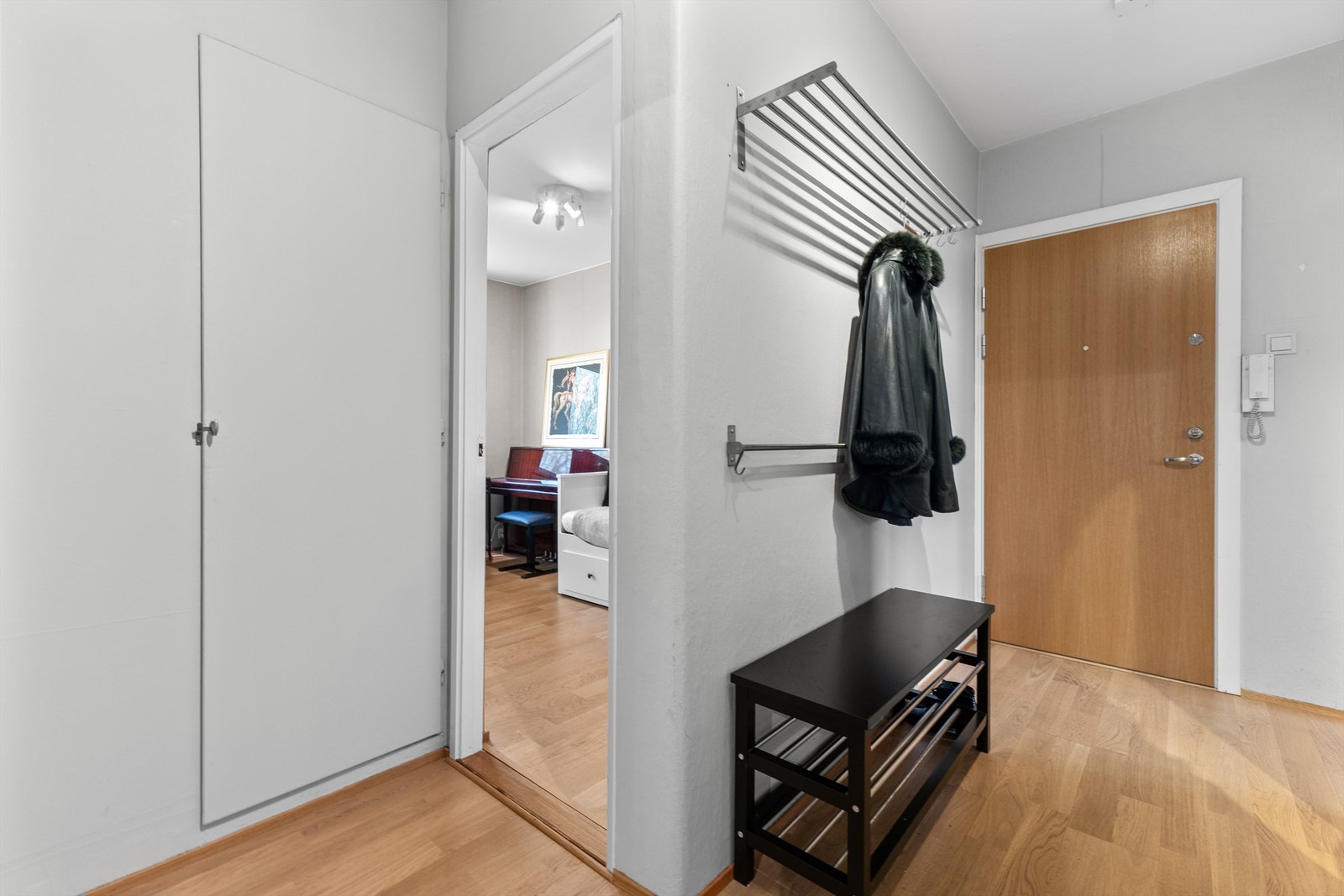 Innbydende entré i tilknytning til de fleste rommene i leiligheten. Galleribilde