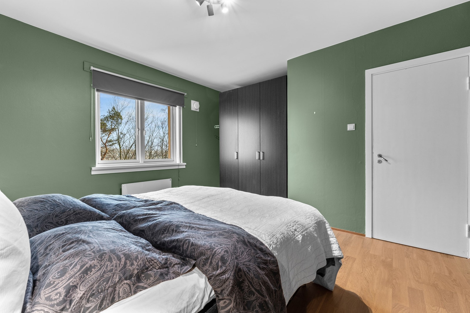 God plass til dobbeltseng, nattbord, garderobeskap og kommode. Galleribilde