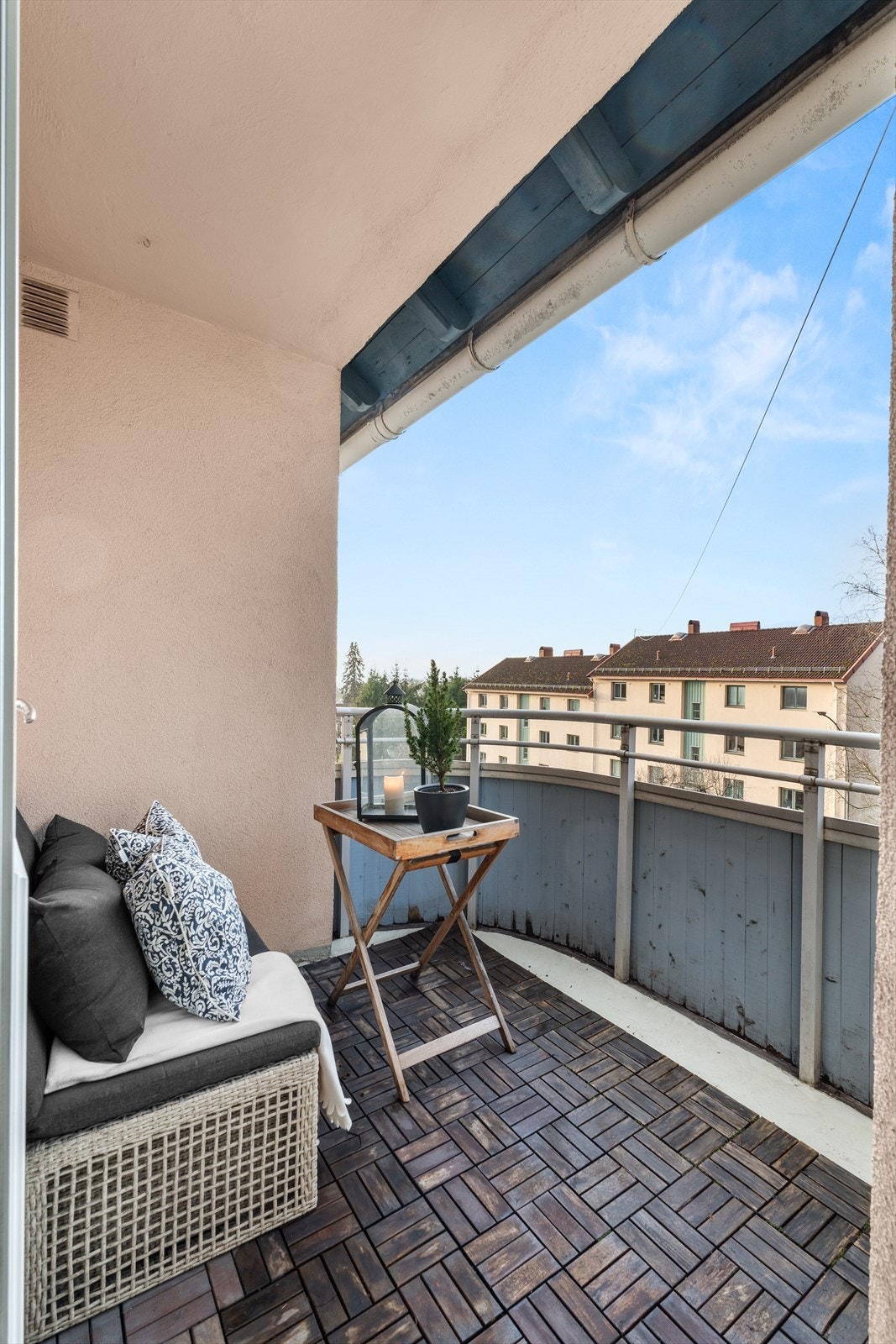 Utgang fra stue til vestvendt balkong på ca. 5 kvm med gode solforhold. Galleribilde