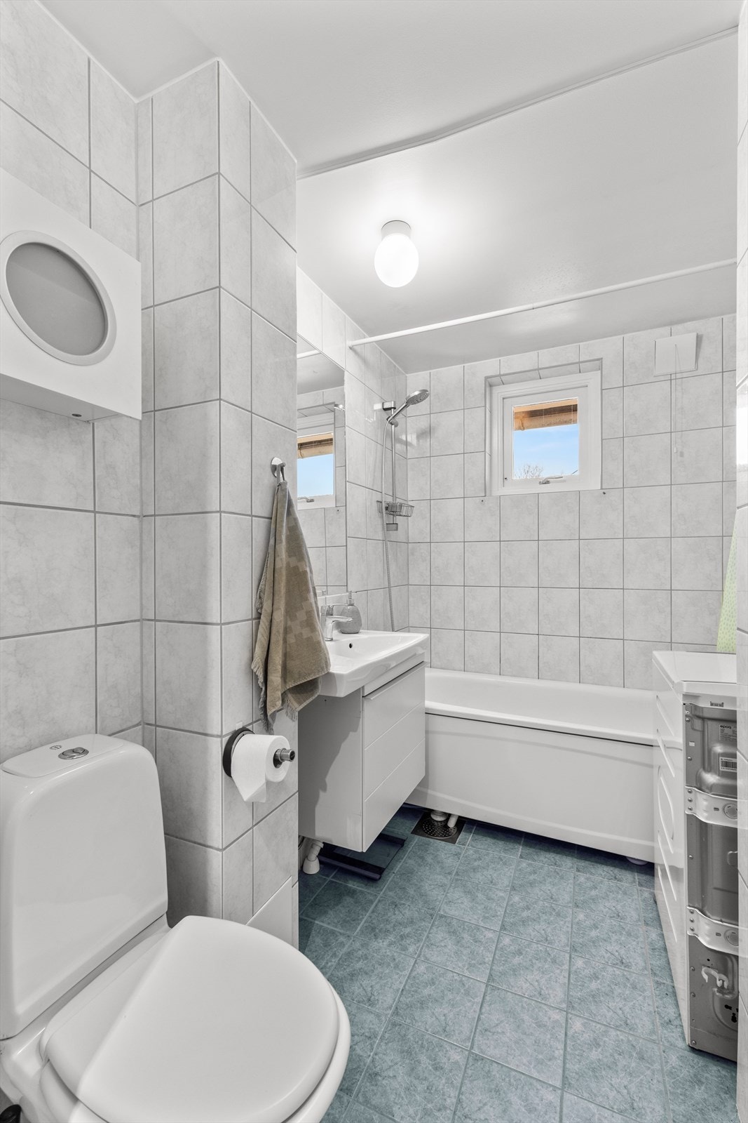 Velfungerende felles vaskeri i kjelleren. Badet er utstyrt med heldekkende servant på underskap, servant, klosett og badekar. Galleribilde