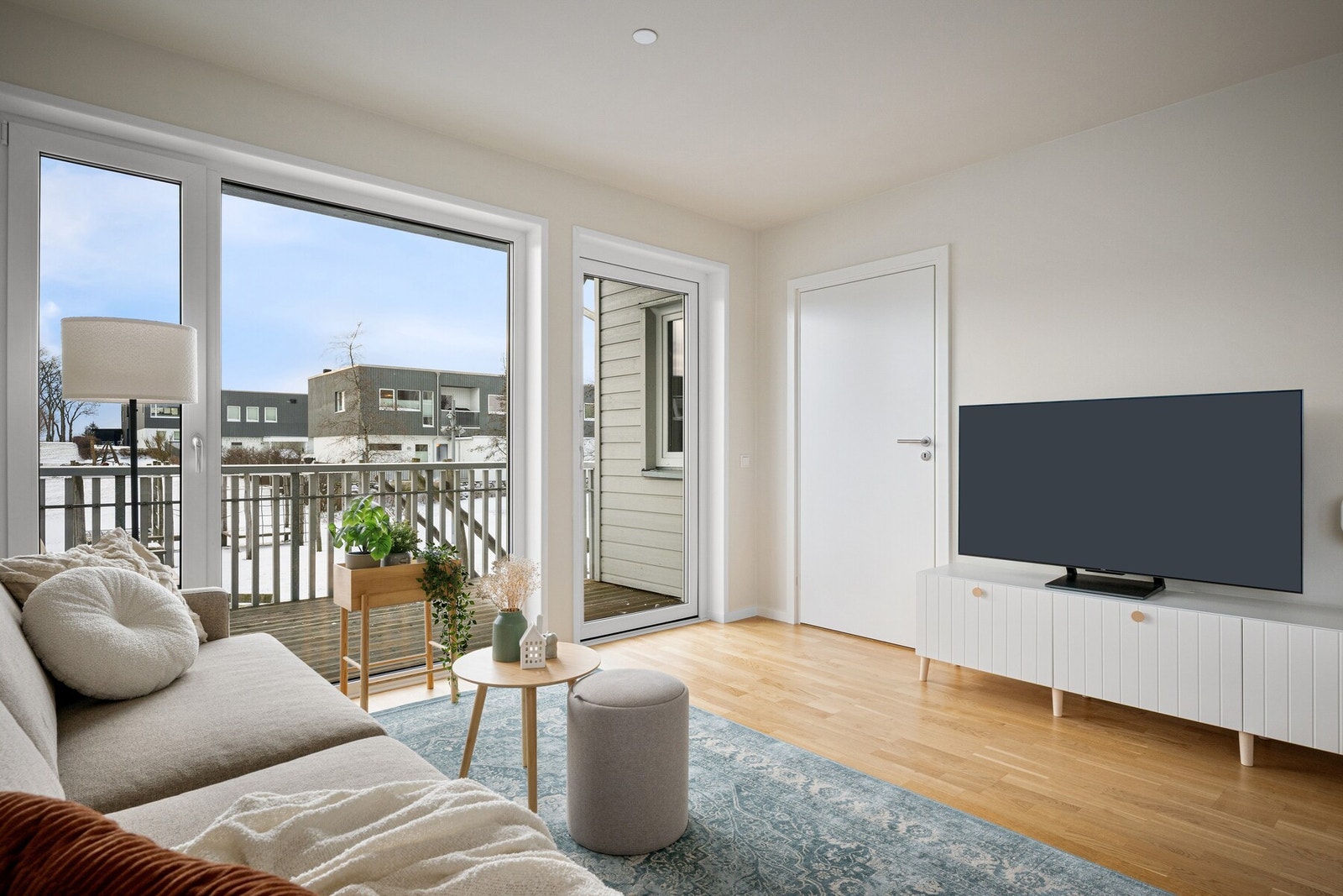 Stuen har store vindusflater og vannbåren varme i gulvet Galleribilde