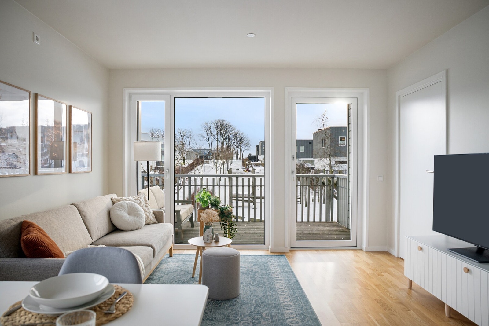 Lys og romslig stue med naturlig plass til både sofa og spisebord Galleribilde