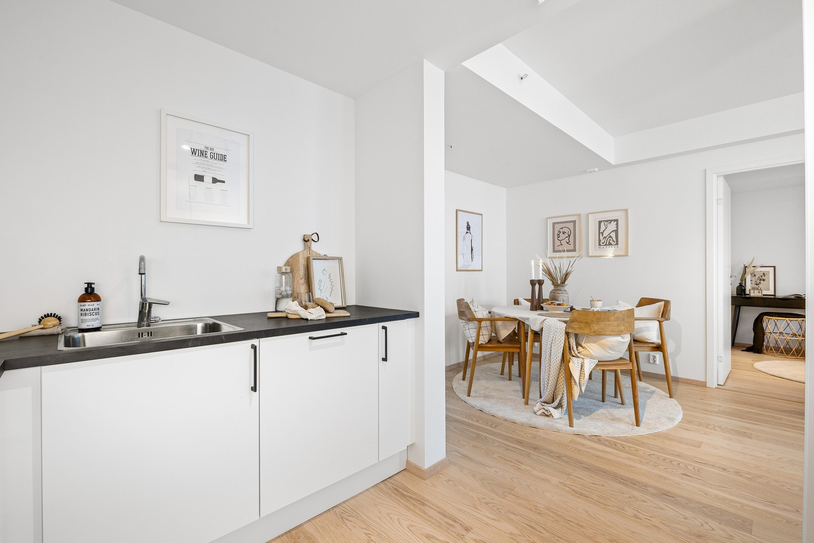 Like ved kjøkkenet er det god plass til å etablere spisesone. Her kan du nyte frokosten med ferske bakevarer fra områdets flere caféer og bakeri. Galleribilde