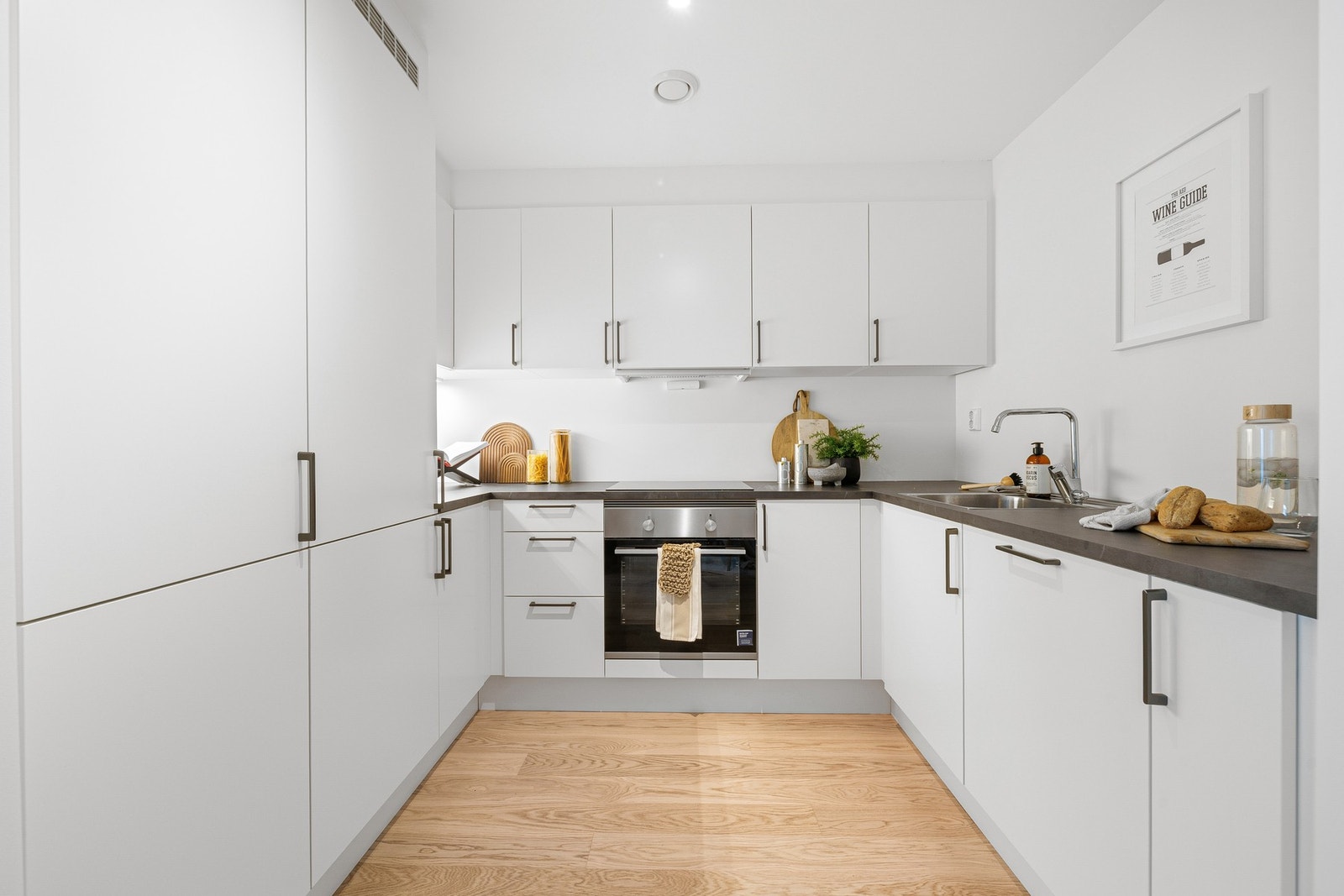 Kjøkkenet er velutstyrt og levert av HTH. Hvitevarer er integrerte og følger naturligvis med handelen. Galleribilde