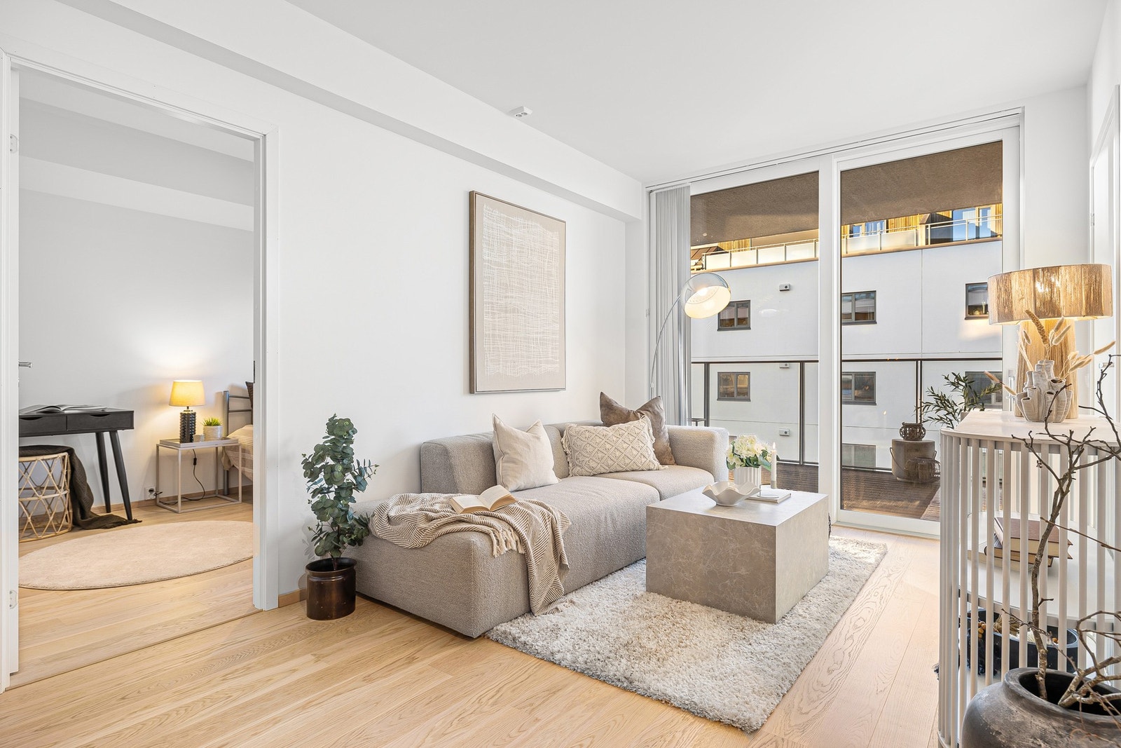 EiendomsMegler 1 v/ Mads Larsen har gleden av å ønske velkommen til Peder Falcks veg 7! - En nyere (2024) og innbydende 4-roms selveierleilighet sentralt beliggende på attraktive Liljendal! (Foto: Nonstad foto, Pholio). Galleribilde