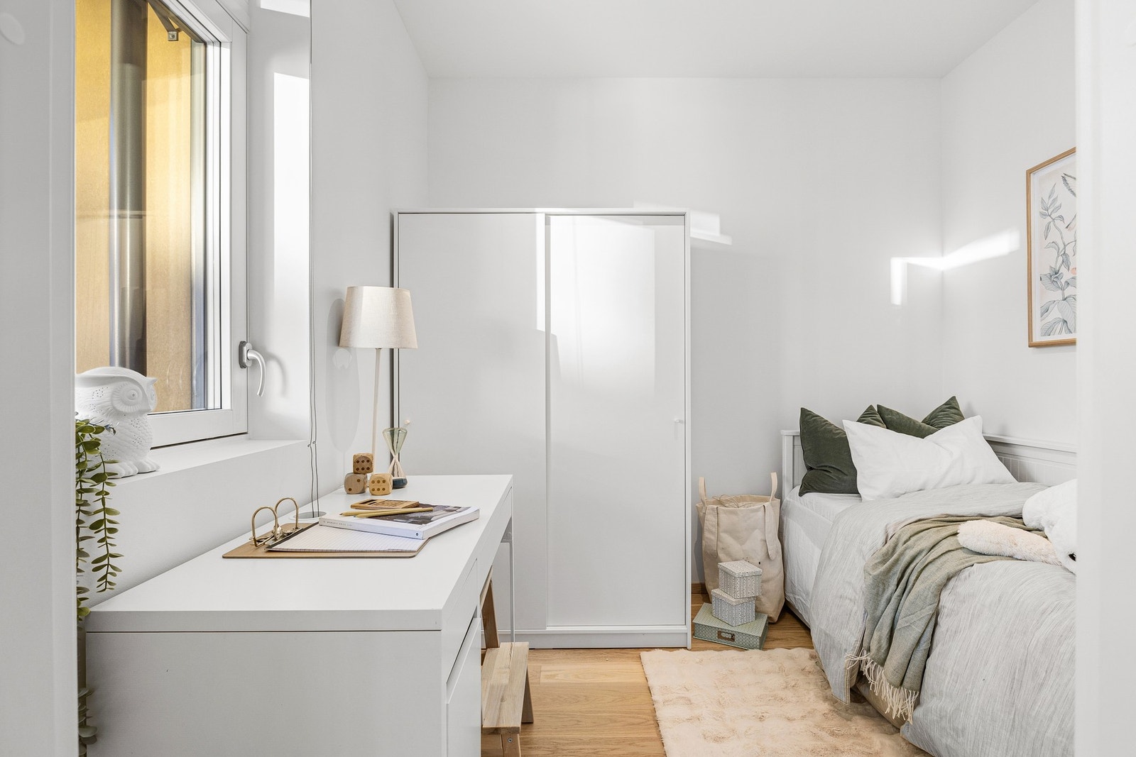 I leiligheten har du 3 soverom. Det avbildede, og det som ligger til høyre fra entréen er begge på 5,7 kvm. Hele boligen har 1-stavs eikeparkett gulv. Galleribilde