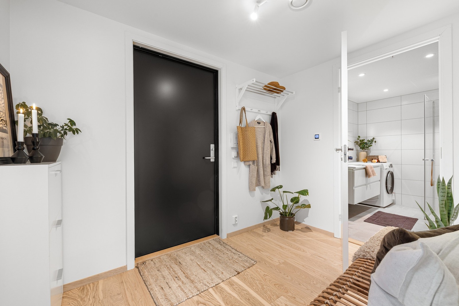 Velkommen inn! Det første som møter deg er en romslig entré på 5,7 kvm. God plass til oppheng av yttertøy oppbevaring av sko. Galleribilde