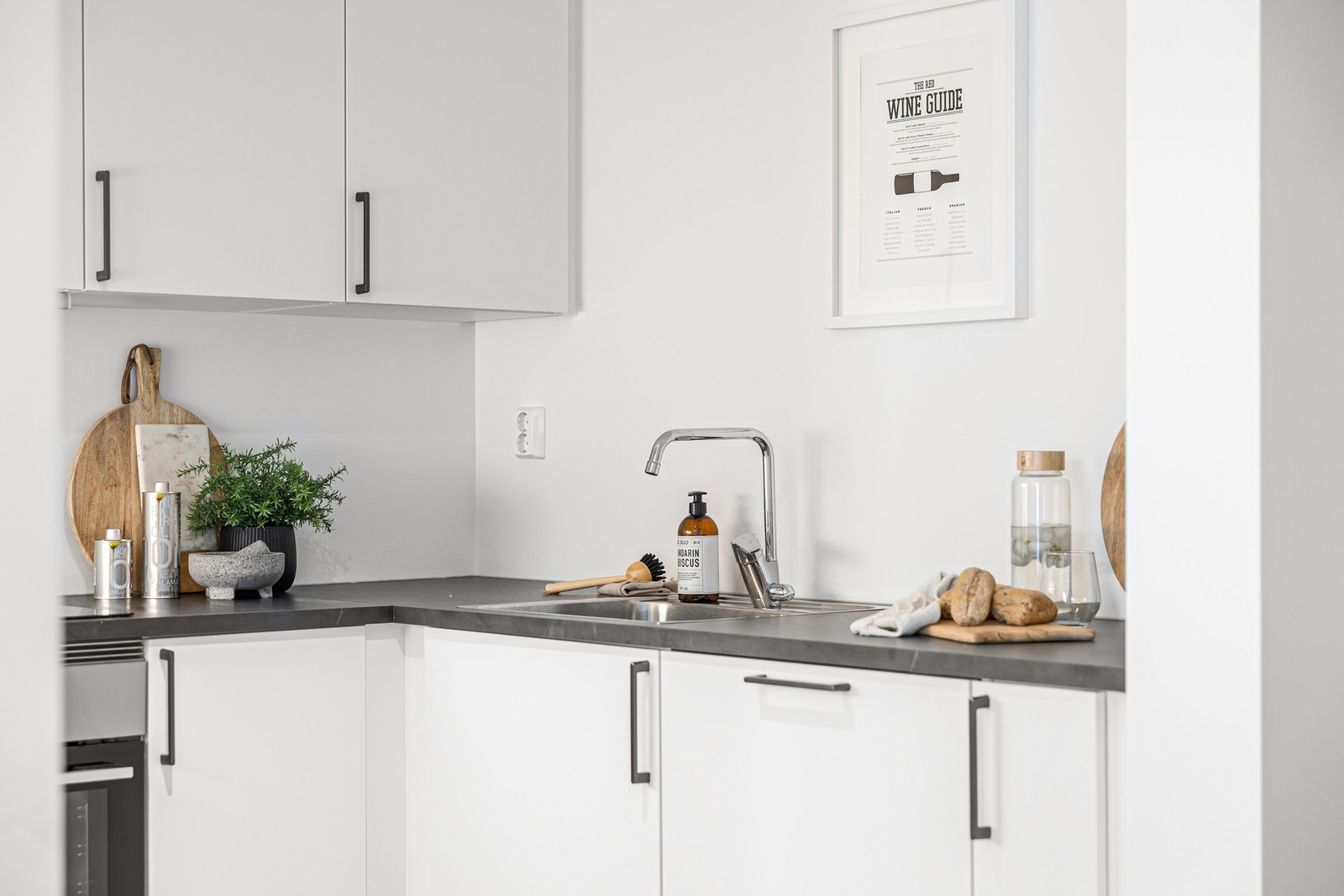 Detaljbilde fra kjøkkenet. Kjøkkenventilator over stekesone har avtrekk via boligens balanserte ventilasjonsanlegg. Galleribilde