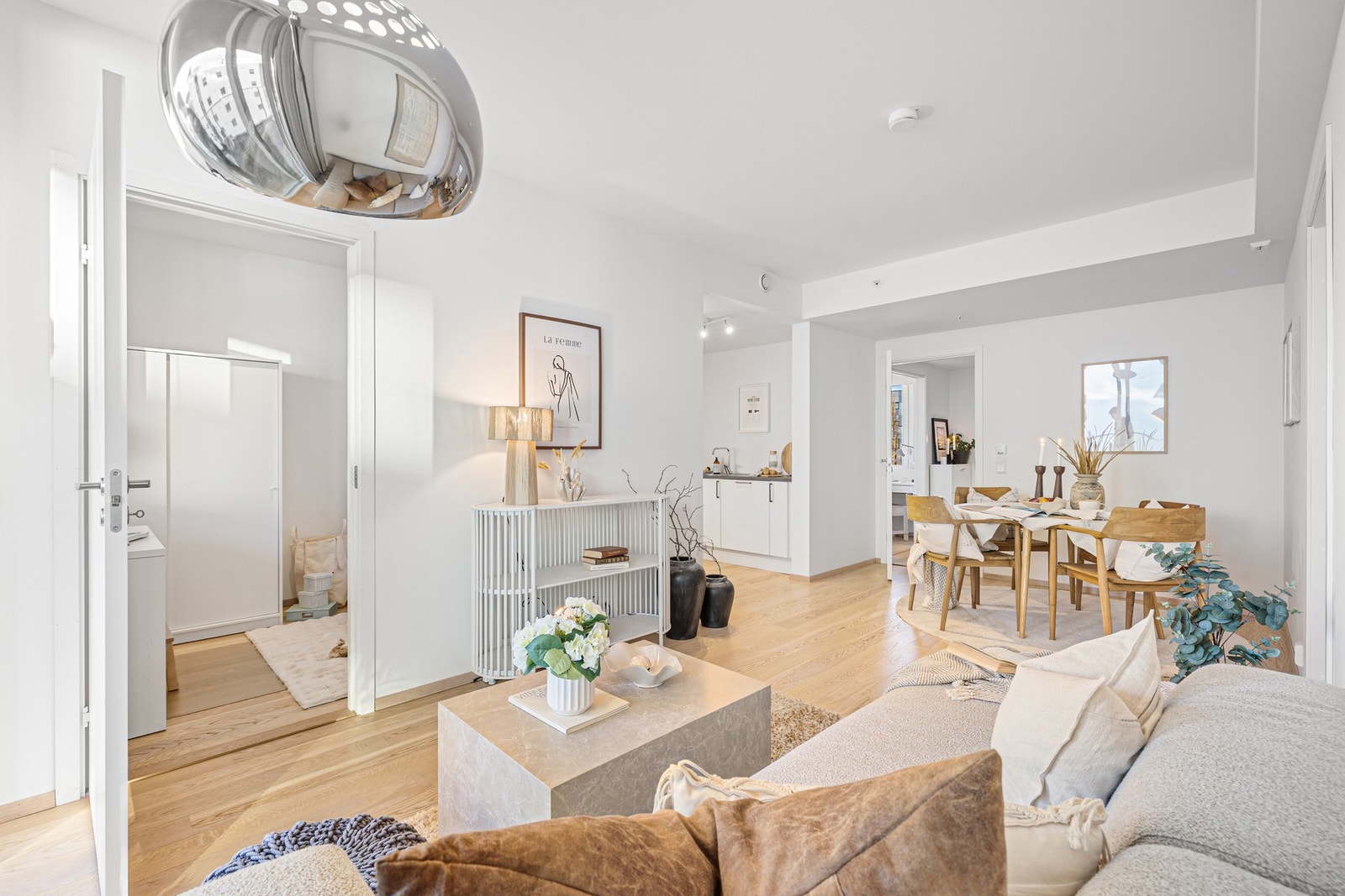 Velkommen til en innholdsrik og flott 4-roms selveier på Liljendal! I tillegg til alt leiligheten har å by på internt, medfølger det også en parkeringsplass med el-bil lader i kjeller, samt bod. Galleribilde