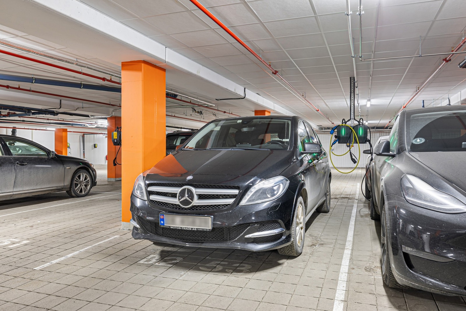Det medfølger én parkeringsplass i oppvarmet garasjekjeller. Det er opplegg for el-bil lading. Galleribilde