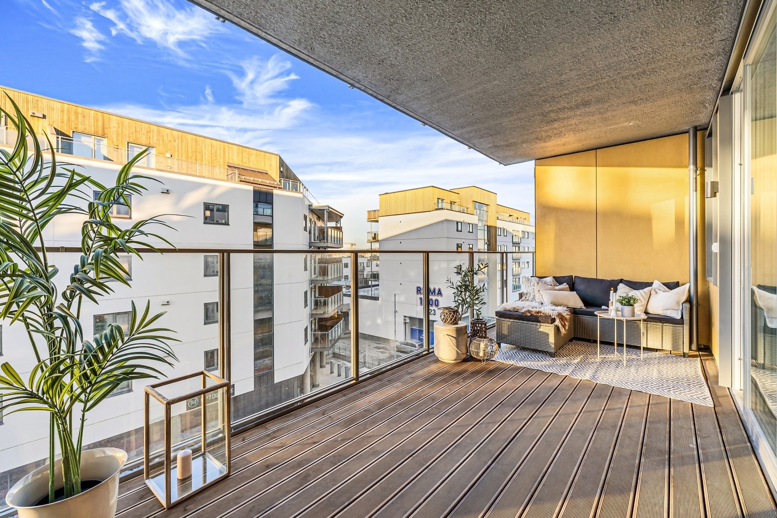 Den romslige balkongen har rikelig med ettermiddags- og kveldssol. I tillegg bor du i Peder Falcks veg 7 med umiddelbar nærhet til "alt". Sirkus shopping, bussholdeplass, togstasjon og Rema 1000 kun få minutters gange unna. Galleribilde