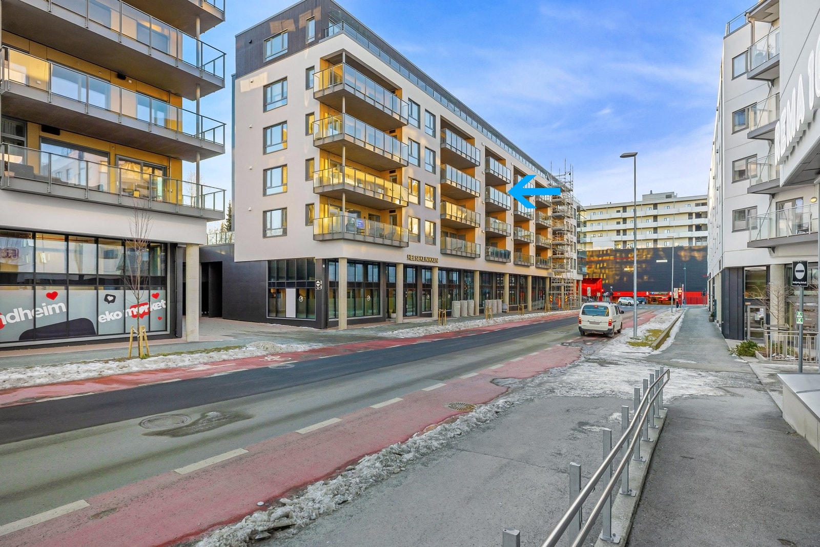 Leilighetens beliggenhet er markert med blå pil. Meget sentralt! Galleribilde