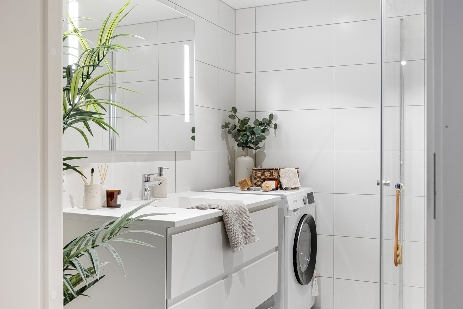 Detaljbilde bad. I det flislagte baderomsgulvet er det vannbåren gulvvarme. Galleribilde