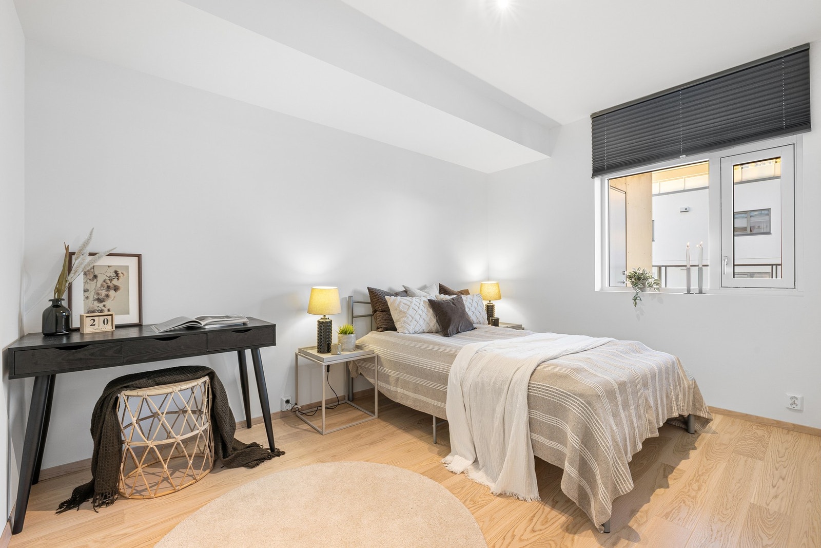 Soverommet har god plass til alt av soveromsmøblement. Galleribilde