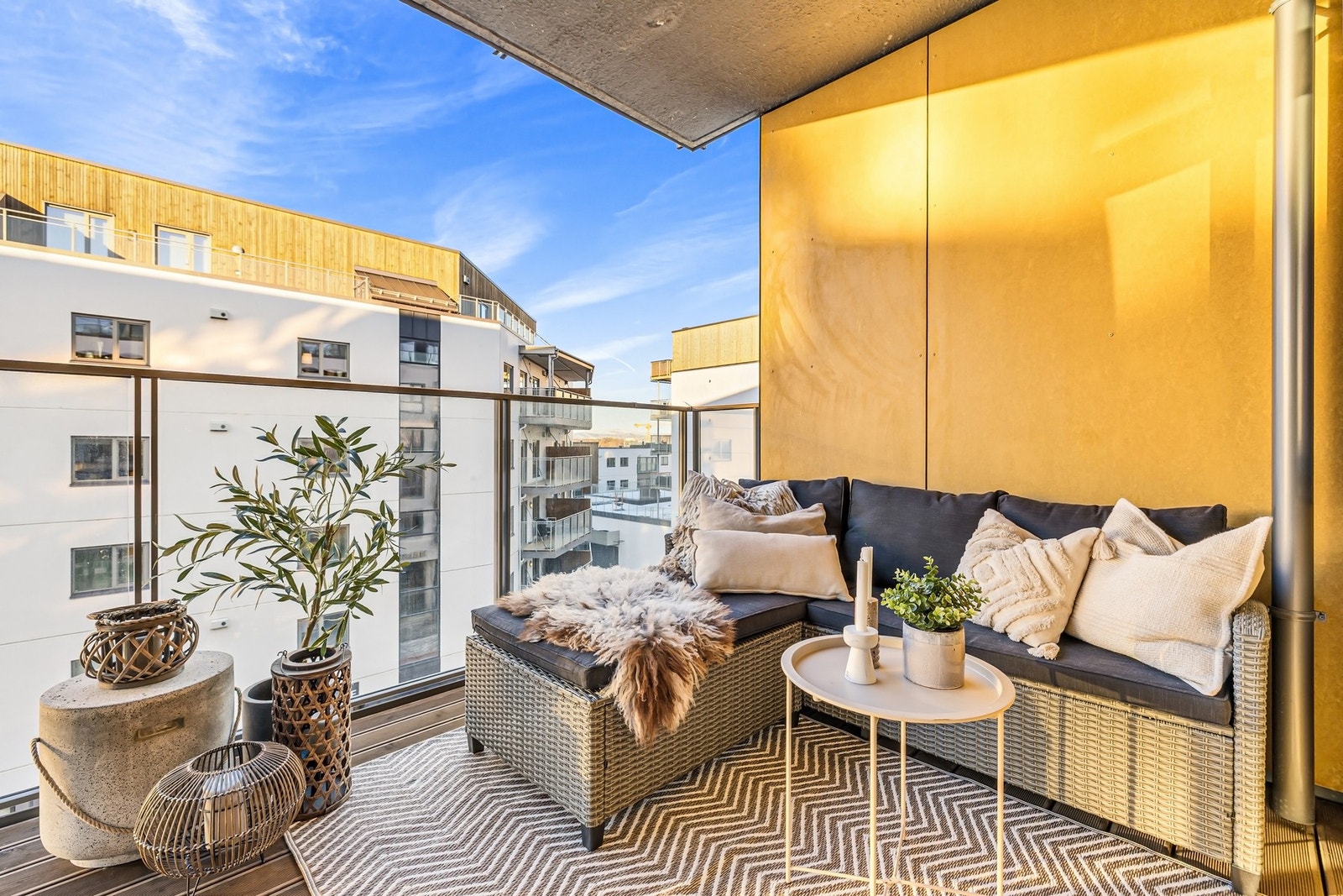 Balkongen måler hele 14,7 kvm og har god plass til sittegruppe og annet ønskelig utendørsmøblement. Galleribilde