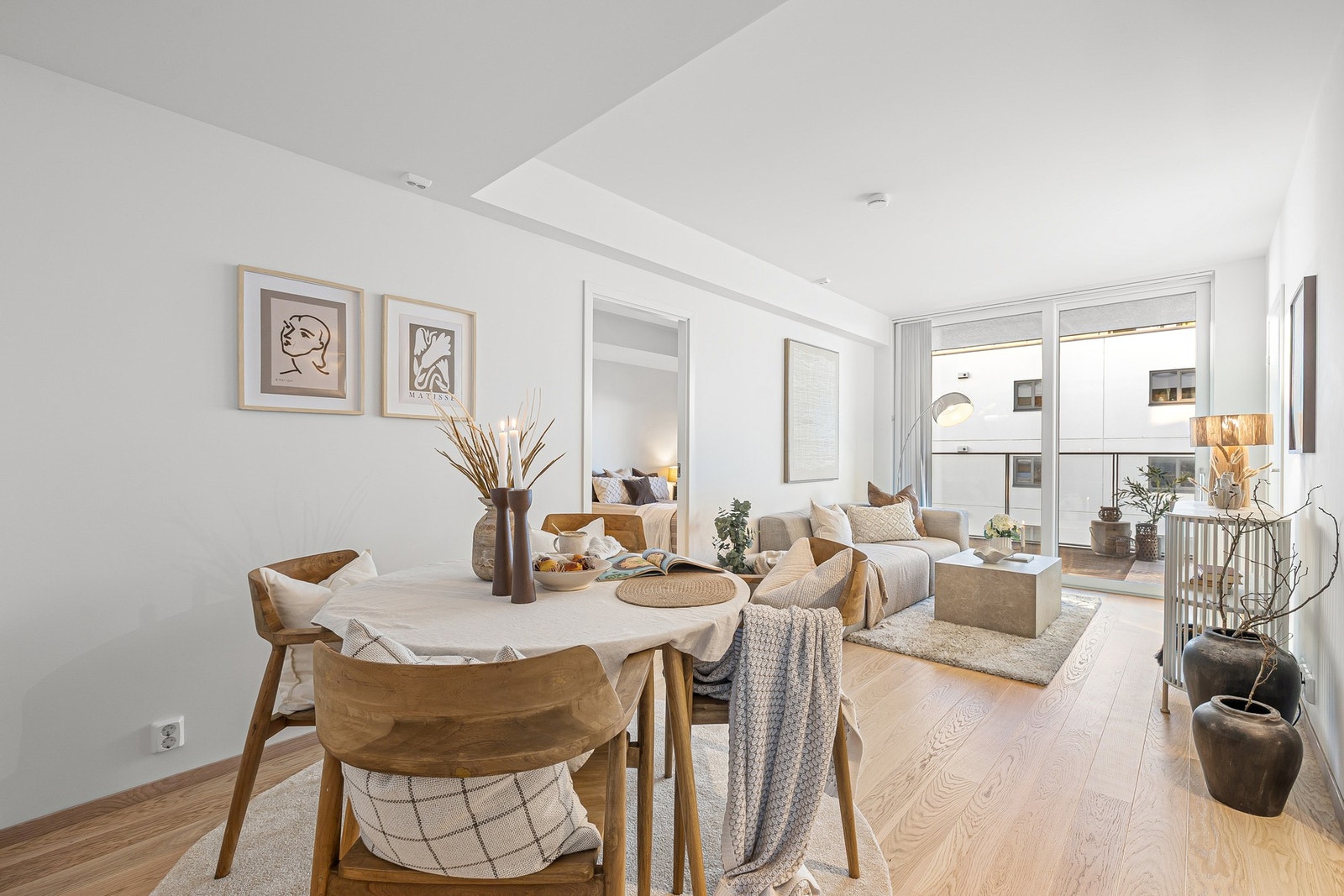 Leiligheten måler 66 kvm og består av entré, bad, kjøkken, stue, garderoberom og 3 soverom. Utover dette har boligen to boder, én i kjeller, og én med adkomst fra balkong. Galleribilde