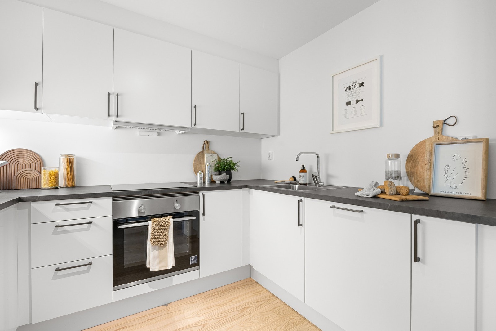 Leilighetens kjøkken ligger delvis adskilt fra stuen og er utformet som en "U". Dette bidrar til optimal plassutnyttelse, og gir rikelig med skap og benkeplass. Galleribilde