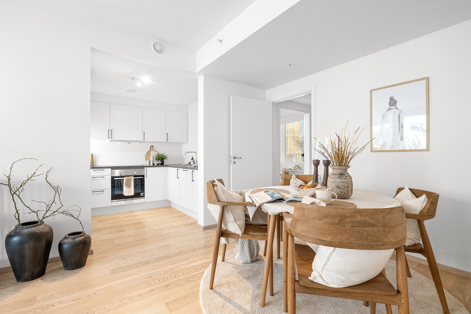 Leiligheten innehar alt av moderne fasiliteter, deriblant fjernvarme (vannbåren gulvvarme), balansert ventilasjon og heisadkomst. Galleribilde