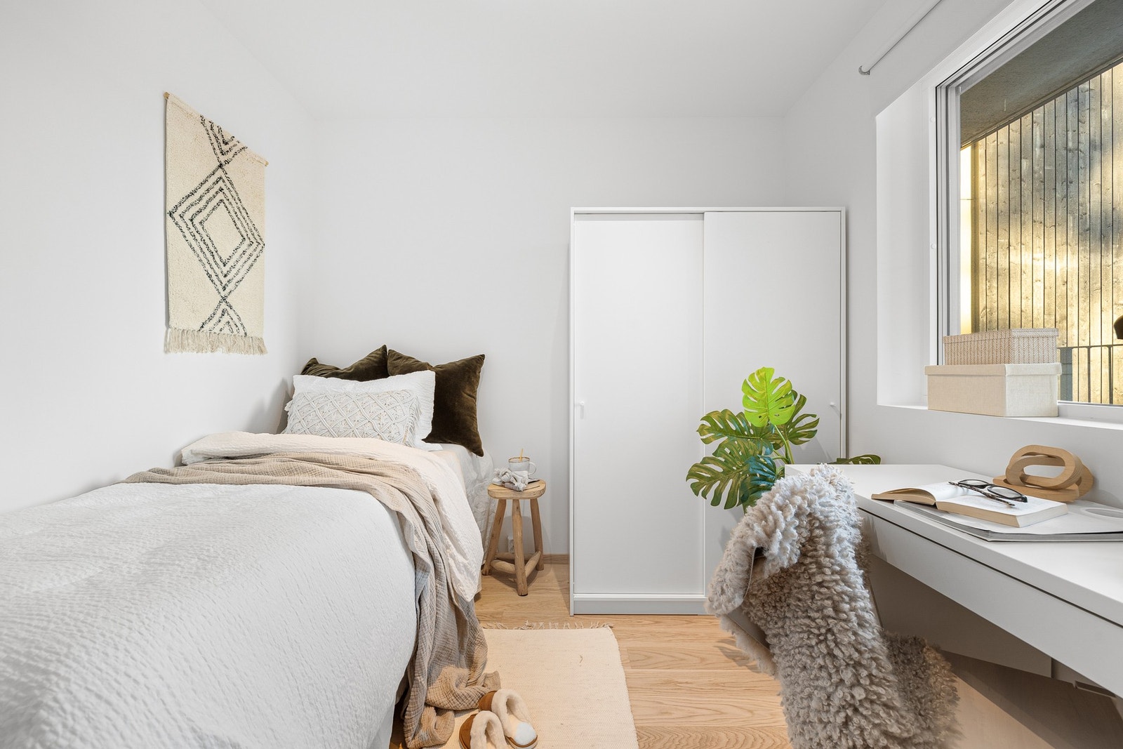 Også her plass til seng og ønsket innredning. På soverom 2 og 3 er det plassert et garderobeskap som vil medfølge i handelen. Galleribilde