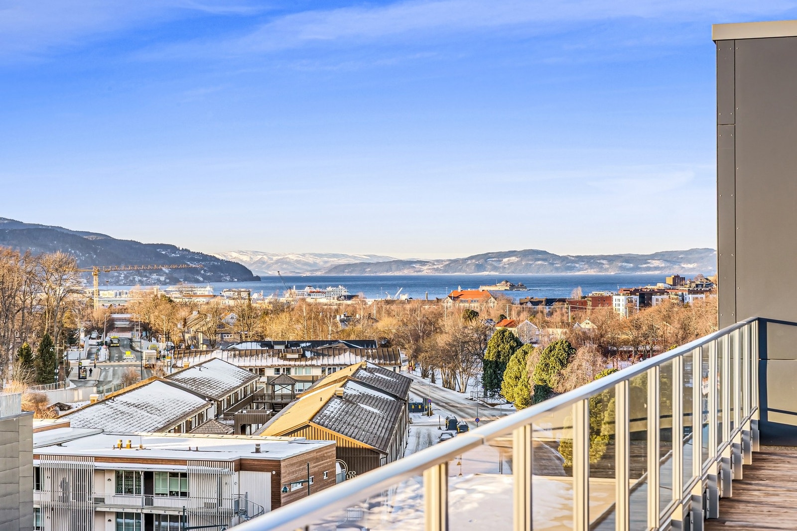 Fra takterrassen har du en vidstrakt utsikt. Velkommen på visning, har du spørsmål til leiligheten er det bare å ta kontakt med megler på 941 60 434. Galleribilde