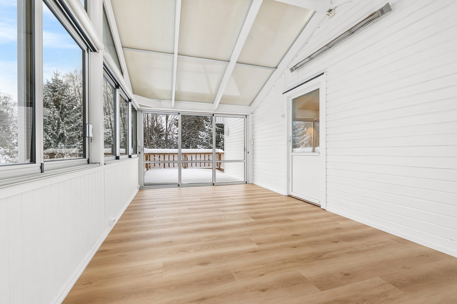 I vinterhagen er det montert varmelampe, og det er skyvedør ut til terrassen. Galleribilde