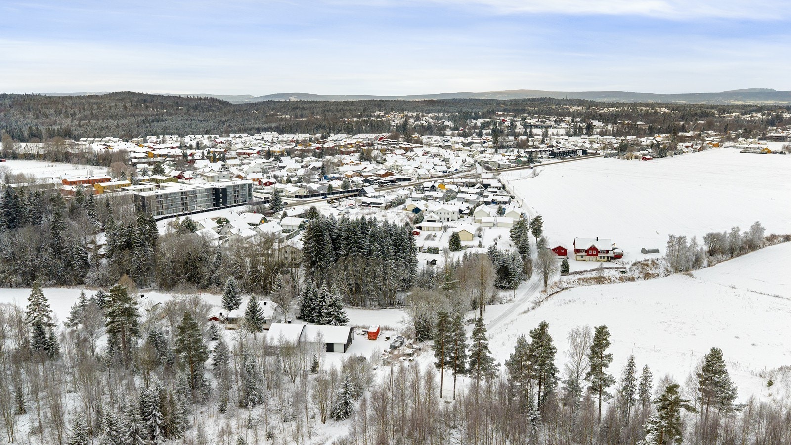 Kort vei til daglige servicetilbud, barnehager og skoler, samt offentlig kommunikasjon med buss. Galleribilde