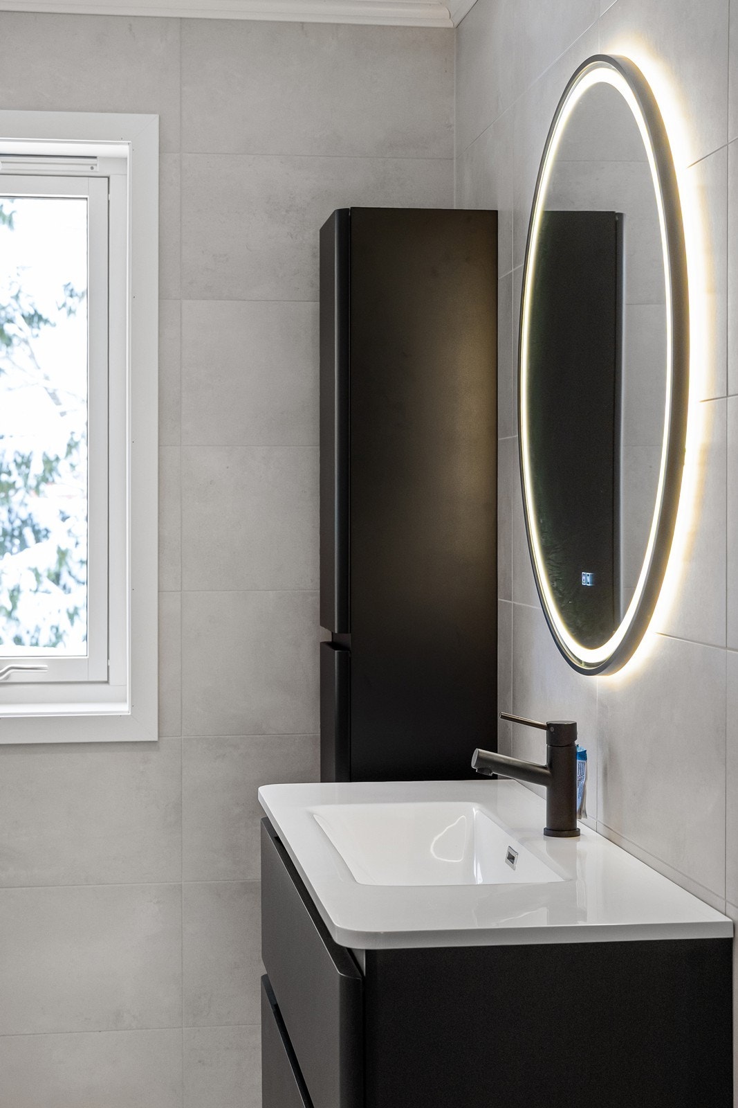 Badet er utstyrt med et vegghengt servantskap med overliggende servant, samt et vegghengt speil med integrert belysning. Galleribilde