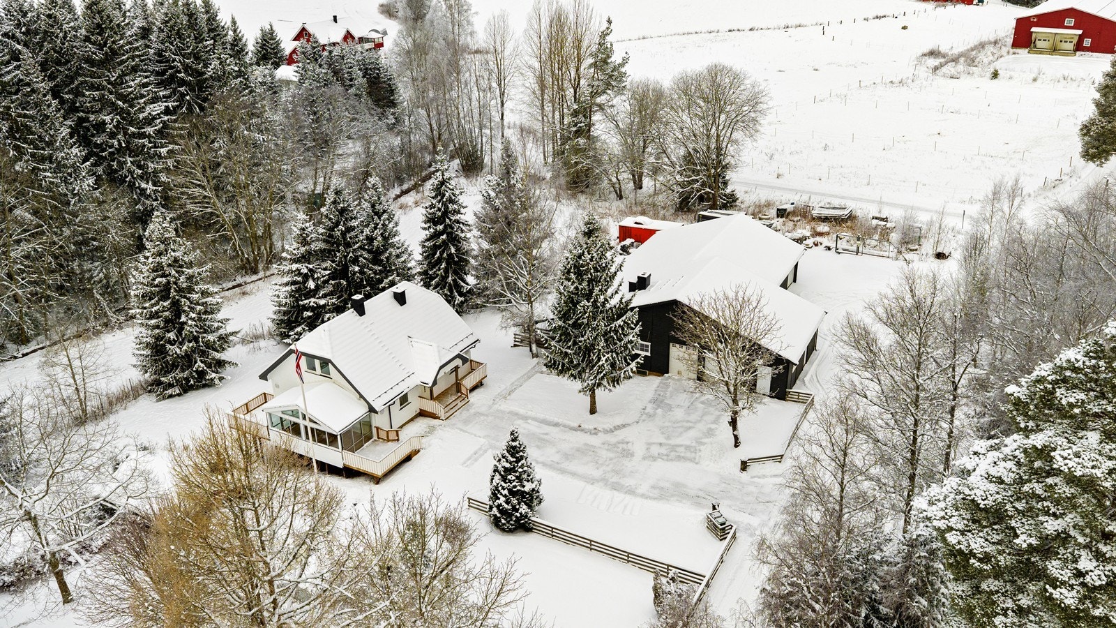 Oversiktsbilde av eiendommen. Galleribilde