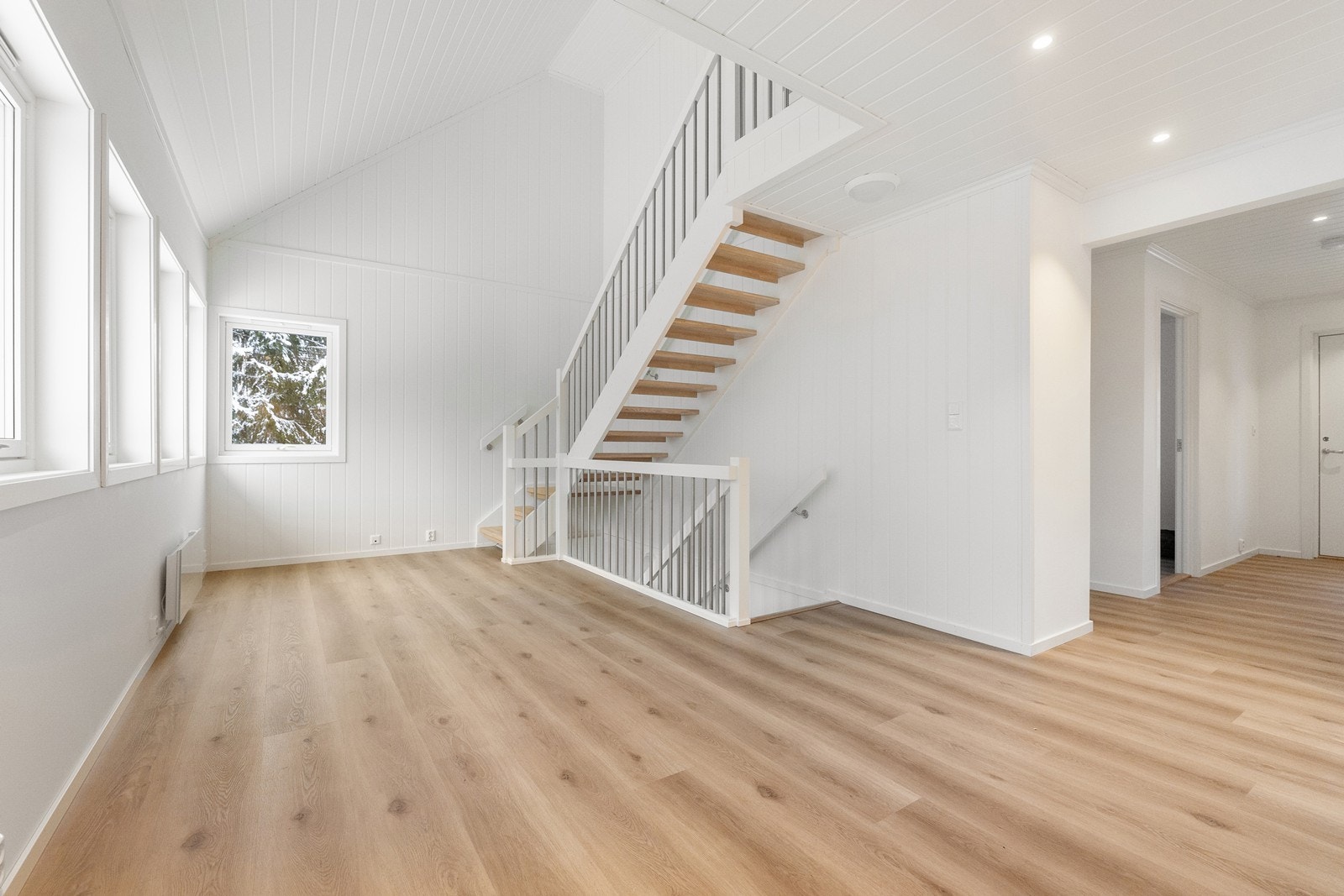 Stue med trappeadkomst til de øvrige etasjene. Galleribilde